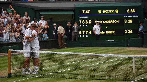 Isner-Anderson-Wimbledon-2018-SF-Embrace-Tiebreak