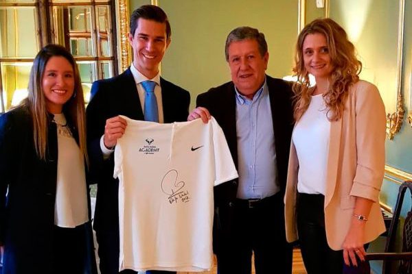 En la previa del viaje, el Embajador de Argentina en España, Ramón Puerta, recibió a representantes de la Academia